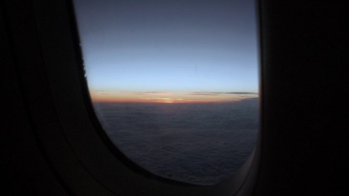飞机窗外的景色日落后云海