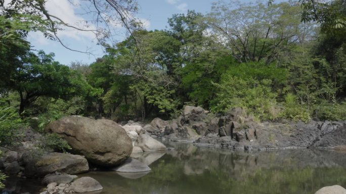 美丽的风景，一个晶莹剔透的池塘在森林中间的部门El Paraíso在洪都拉斯南部