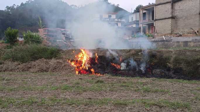 烟火春耕农民种地田间劳动田野烟火刀耕火种