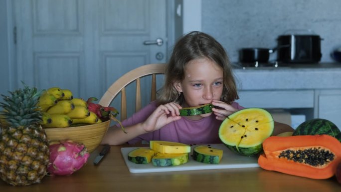 小女孩在厨房吃黄西瓜