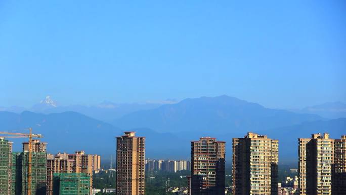 在成都遥望雪山