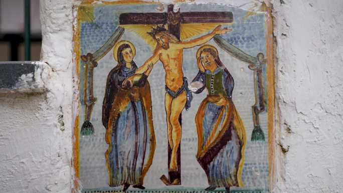 在阿马尔菲海岸的Vietri sur - mare镇，意大利手绘瓷砖描绘了耶稣被钉在十字架上。
