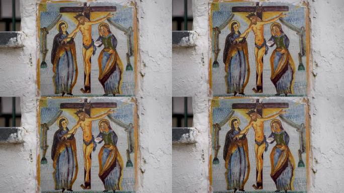 在阿马尔菲海岸的Vietri sur - mare镇，意大利手绘瓷砖描绘了耶稣被钉在十字架上。