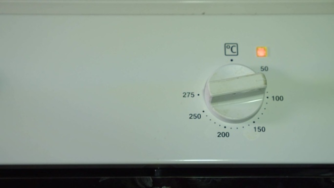 烤箱温度控制旋钮手动调到200摄氏度