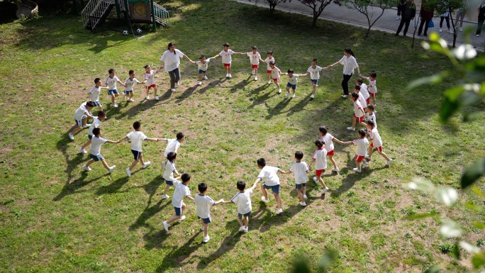 幼儿园小朋友们在草地上做游戏