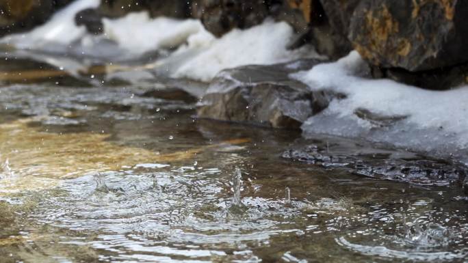 江南中式古典园林雪后屋檐水滴产生涟漪水花