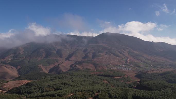 云雾中的大凉山山形地貌