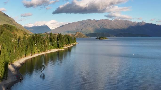 航拍新西兰瓦纳卡碧蓝湖畔