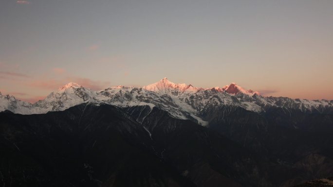 航拍梅里雪山的日照金山全过程（原视频）