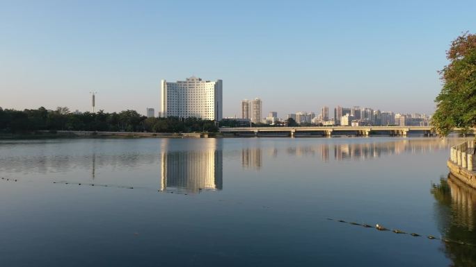 早晨的南宁南湖公园湖面平静得如镜面