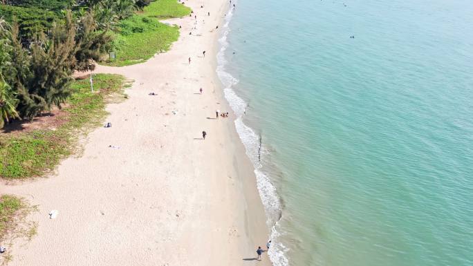 海南三亚湾海边沙滩度假玩闹嬉戏的人群