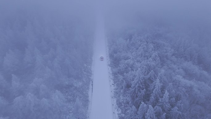蓝调雪景氛围汽车