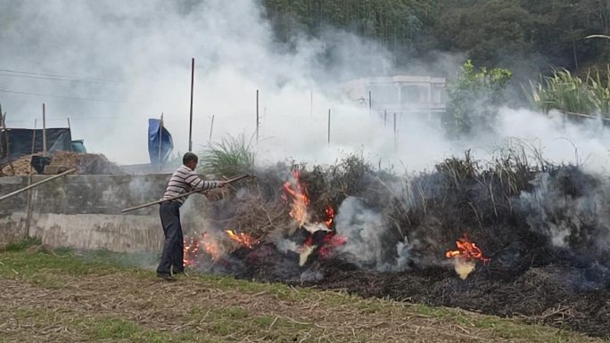 烟火春耕农民种地田间劳动田野烟火刀耕火种