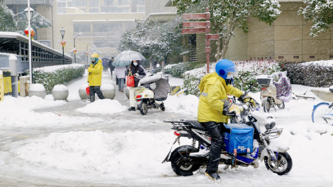 雨雪恶劣天气外卖小哥送餐城市奔波奋斗励志