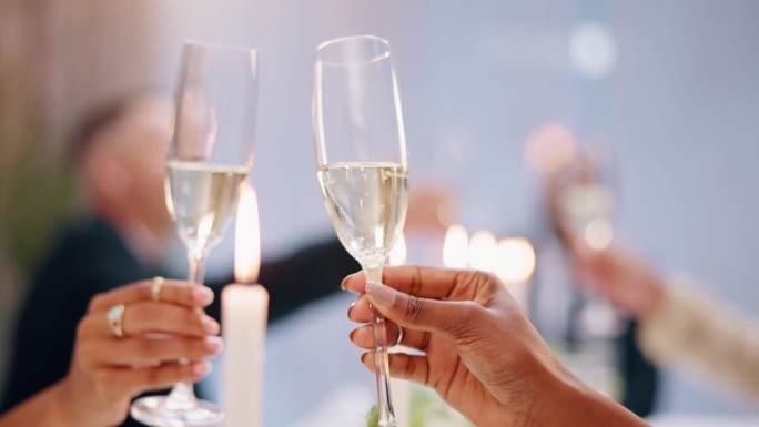 在晚会、庆典或社交聚会上，用手、酒杯和香槟酒祝酒，用酒精饮料祝酒。人们以酒为欢宴，以酒为喜庆