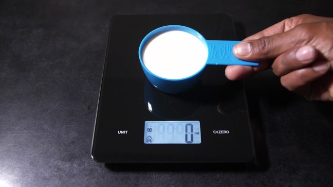 厨房食品秤LCD显示半杯牛奶为125毫升
