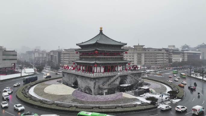 中国陕西省西安市正在下雪的西安钟楼雪景