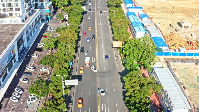 城市道路车来车往