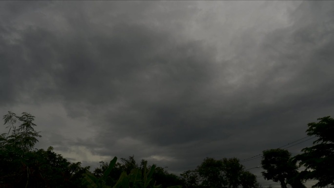 延时暗风暴云戏剧性的黑色天空背景。雷暴来临前乌云密布。气象危险，风暴气候。黑暗的云景风暴灾难时间流逝
