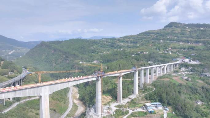 在大山里修建高架桥