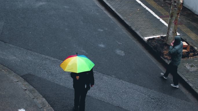 雨天俯拍行人走过