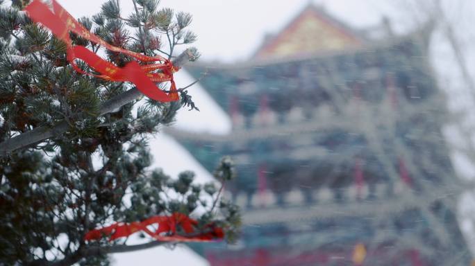 冬季雪中传统建筑祝福祈祷牌许愿树