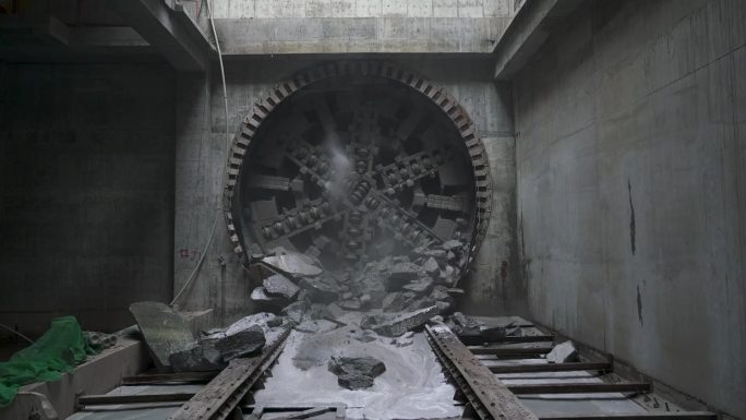 地铁隧道洞通 破洞