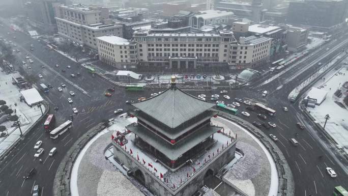 中国陕西省西安市正在下雪的西安钟楼雪景