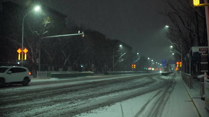 下雪的夜晚街道
