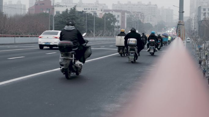 下雨电瓶车高架桥车流