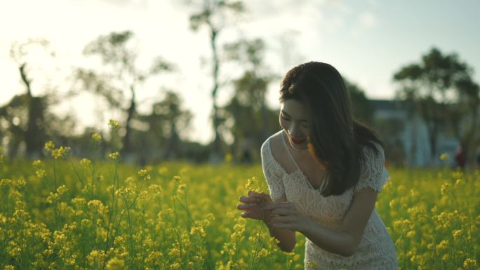 唯美小清新油菜花海里少女闻花香女孩