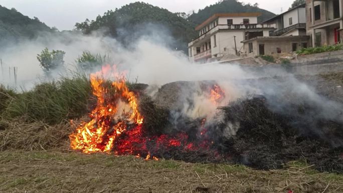 烟火春耕农民种地田间劳动田野烟火刀耕火种