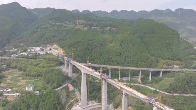 大山里修建高架桥