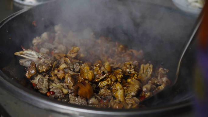 柴火灶大锅焖鸭炒鸭肉