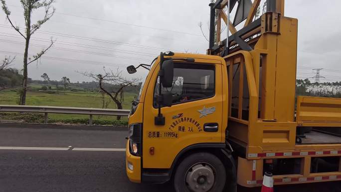 高速交通事故拖挂车拉车