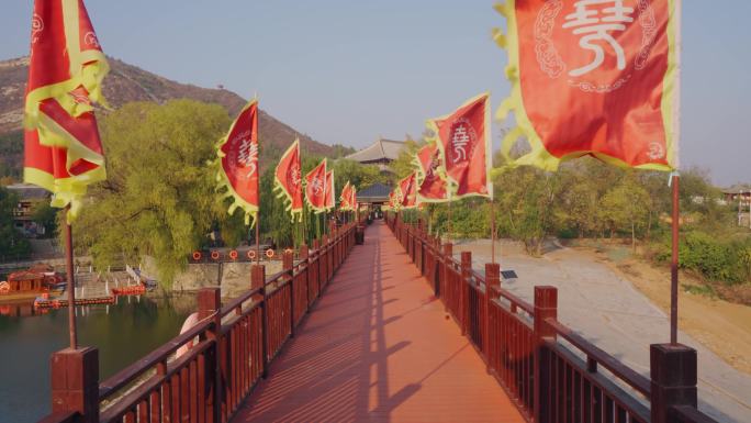 秋天落日余晖中中式建筑小桥流水寺庙长桥