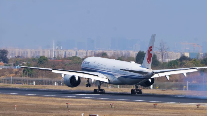 飞机降落大兴安岭鄂伦春机场