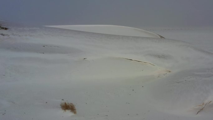 沙漠风吹积雪