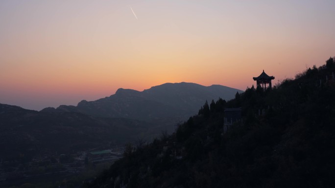 落日余晖下山景凉亭山鸟飞过流星坠下