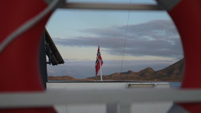 由救生圈框成的挪威邮政旗帜