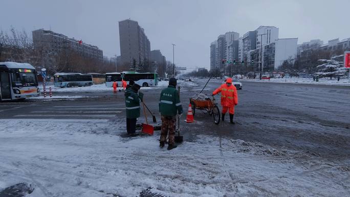 清洁工在泥泞的道路上铲雪