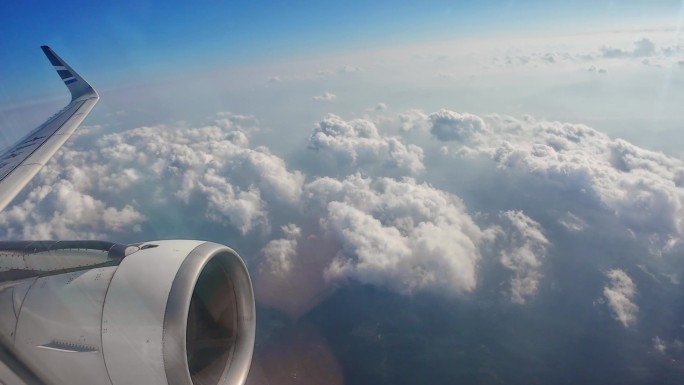 高空飞行的飞机穿越云层