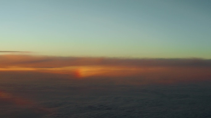 飞机窗外阳光折射出的幻日折射与云海