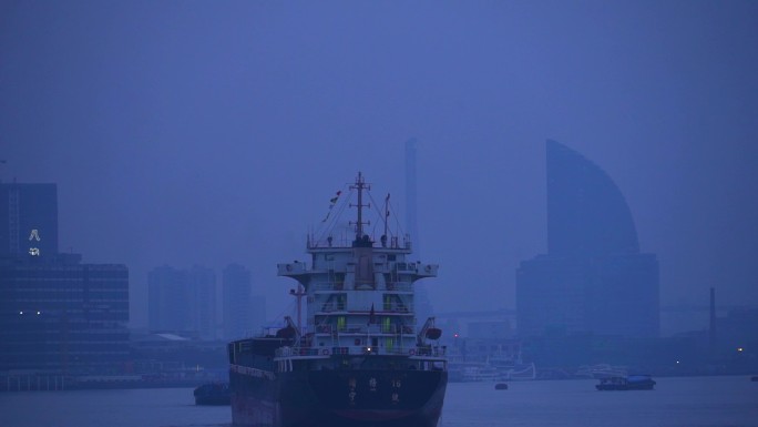 上海黄浦江上的轮船