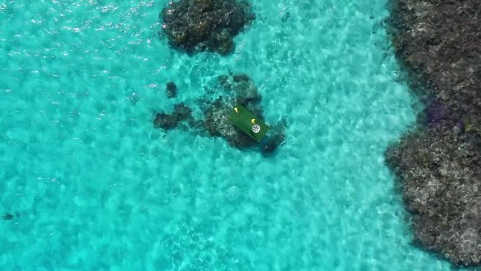 空中旋转无人机拍摄的海上漂浮高尔夫球场