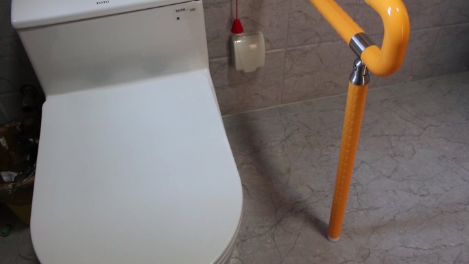 适老化马桶扶手厕所改造无障碍设计养老康养