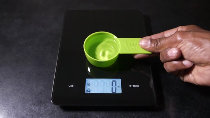 厨房食品秤LCD显示四分之一杯水为60毫升