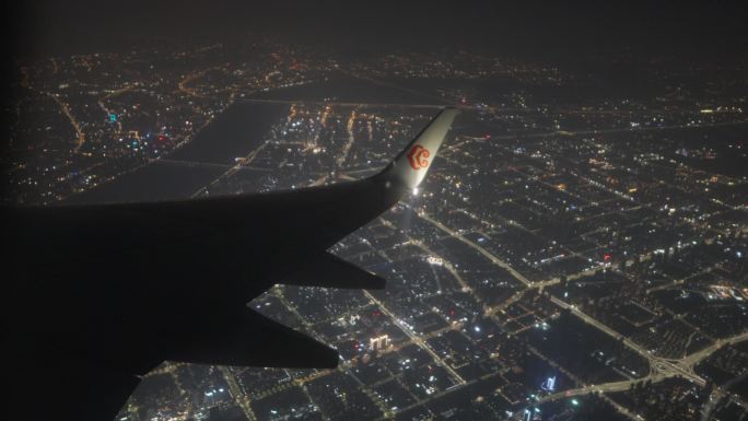 飞机机内视角窗外城市夜景画面