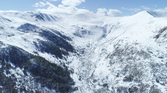 航拍蓝天白云下雪山风景