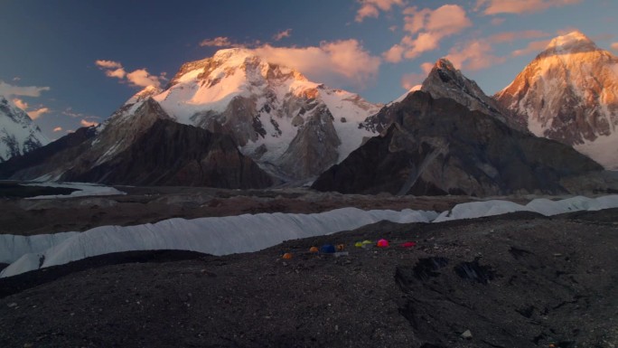 从巴基斯坦喀喇昆仑山脉的康科迪亚营地俯瞰乔戈里峰和布罗德峰的日落